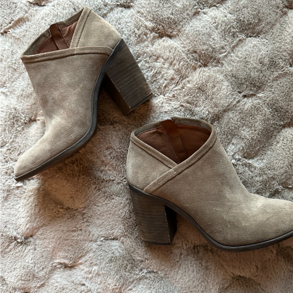 Heel looks slightly worn, brown/tan 3inch heeled lucky brand booties. Size 8.5
